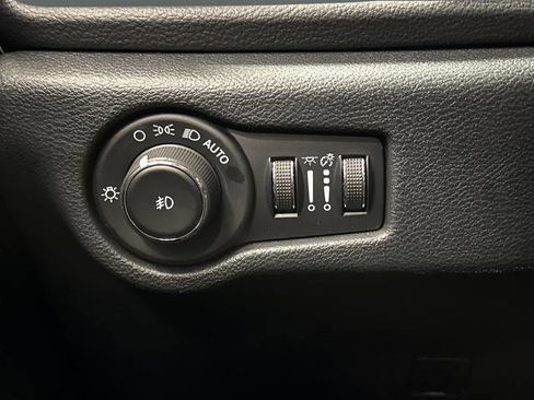 Certified 2025 Chrysler Pacifica Limited image 25