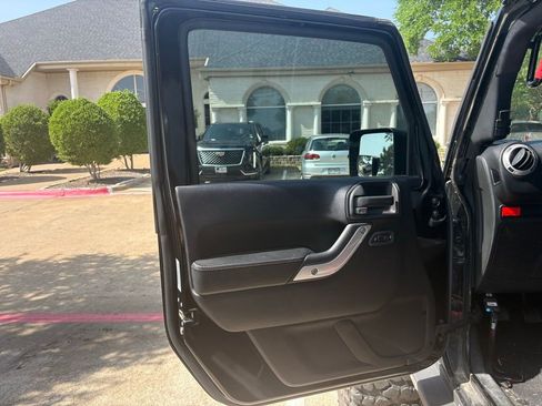 Used 2015 Jeep Wrangler Unlimited Rubicon AWD/4WD image 9