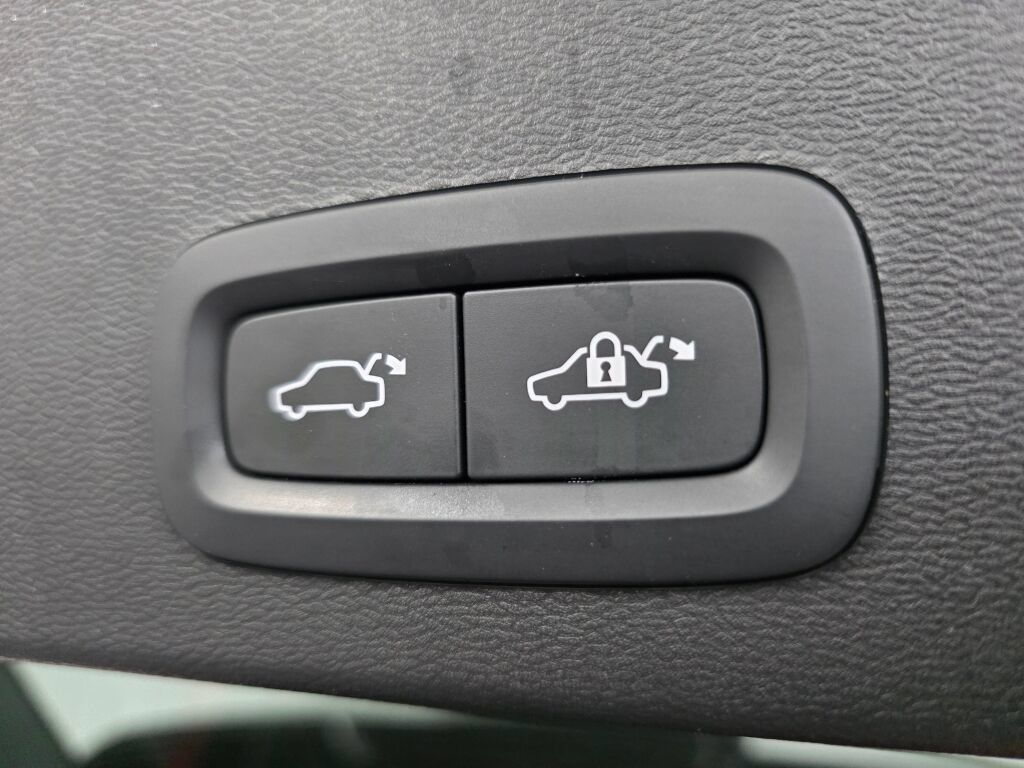 Used 2023 Volvo XC40 B5 Plus AWD/4WD image 19