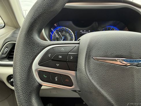 Used 2019 Chrysler Pacifica Touring Plus w/ Tire & Wheel Group FWD image 35