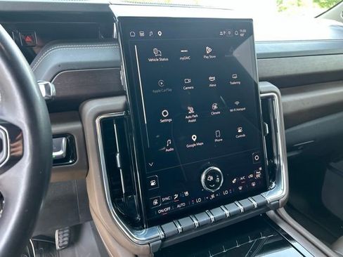 Used 2025 GMC Yukon Denali Ultimate AWD/4WD image 26