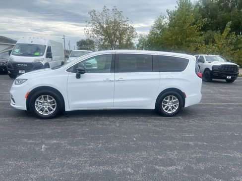 New 2026 Chrysler Pacifica Select image 2
