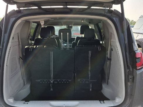 Used 2022 Chrysler Pacifica Touring-L w/ Uconnect Theater Family Group FWD image 3