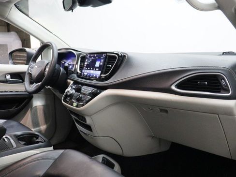 Used 2023 Chrysler Pacifica Touring-L FWD image 21