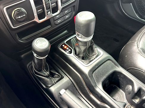 Used 2018 Jeep Wrangler Unlimited Sahara AWD/4WD image 35