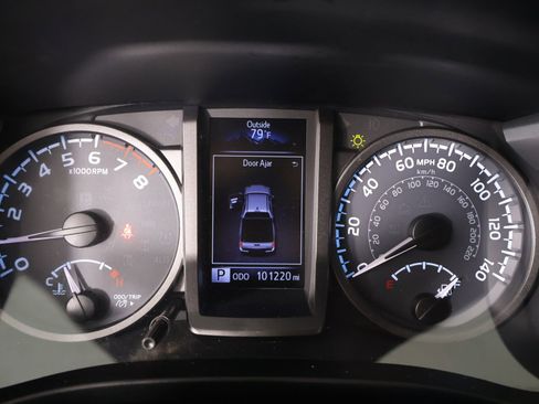 Used 2017 Toyota Tacoma TRD Off-Road w/ Tow Package (A/T) AWD/4WD image 4
