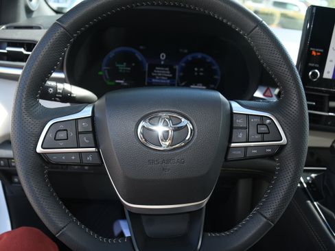 Certified 2025 Toyota Sienna Platinum AWD/4WD image 14