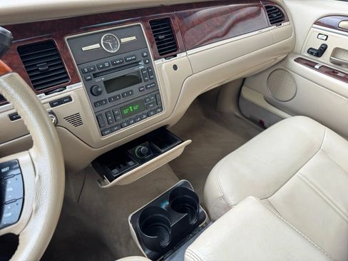 Used 2010 Lincoln Town Car Signature Limited RWD image 31