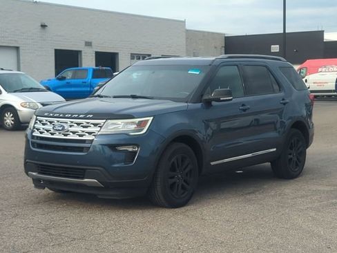 Used 2018 Ford Explorer XLT w/ Equipment Group 202A AWD/4WD image 7