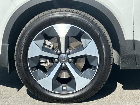 Certified 2025 Volvo XC40 B5 Plus image 12