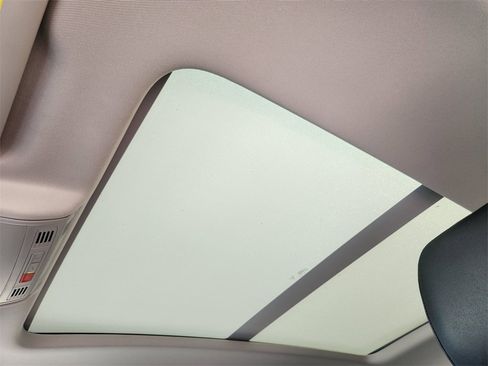 Used 2025 Volkswagen Taos SE image 17