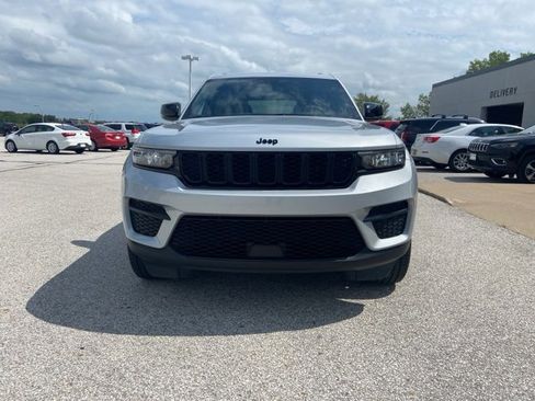 Used 2023 Jeep Grand Cherokee Altitude image 3