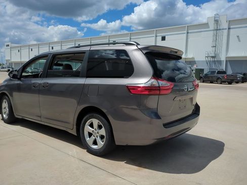 Used 2016 Toyota Sienna LE image 7