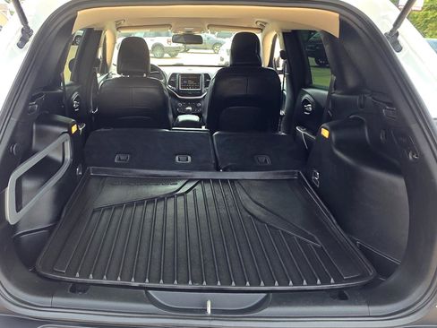 Used 2018 Jeep Cherokee Latitude Plus FWD image 17