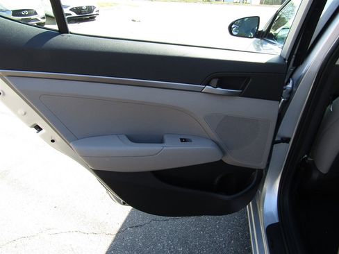 Used 2017 Hyundai Elantra SE w/ Cargo Package image 18