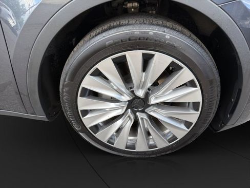 Used 2024 Tesla Model Y Long Range AWD/4WD image 24