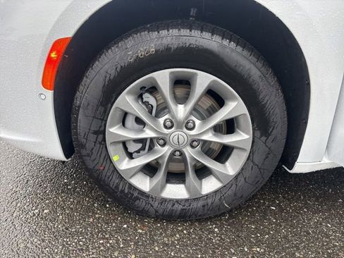 New 2026 Chrysler Pacifica Limited AWD/4WD image 21