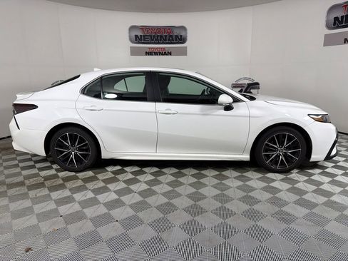Used 2023 Toyota Camry SE image 2
