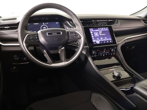 Used 2024 Jeep Grand Cherokee Altitude AWD/4WD image 2