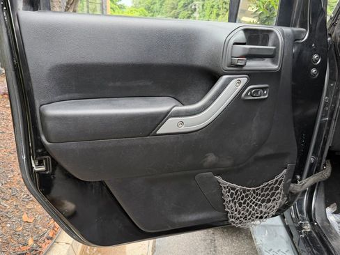 Used 2013 Jeep Wrangler Unlimited Sahara w/ Connectivity Group AWD/4WD image 28
