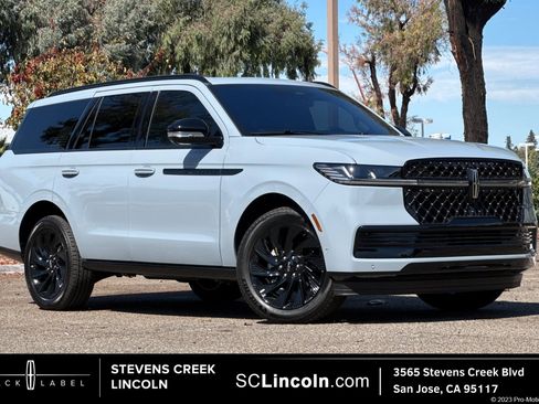 New 2025 Lincoln Navigator Reserve w/ Jet Appearance Package image 1