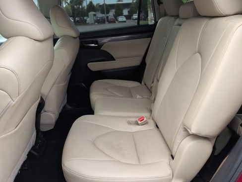 Certified 2024 Toyota Highlander Limited FWD image 14