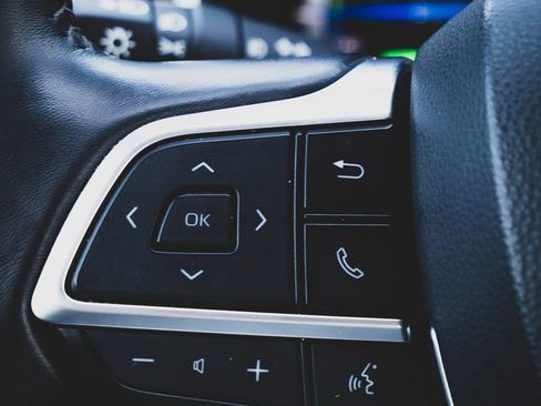 Used 2021 Toyota Highlander XLE image 11