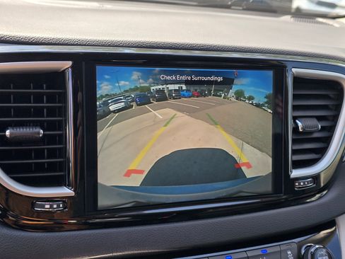 Used 2024 Chrysler Pacifica Touring-L FWD image 24