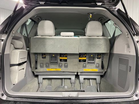 Used 2014 Toyota Sienna LE image 12