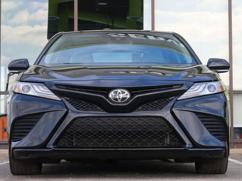 Used 2019 Toyota Camry XSE image 3