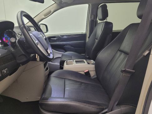 Used 2016 Chrysler Town & Country Touring image 17