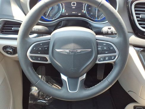 Used 2024 Chrysler Pacifica Touring-L FWD image 14
