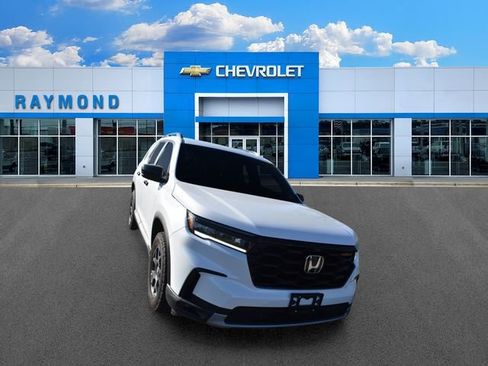 Used 2025 Honda Pilot TrailSport image 9