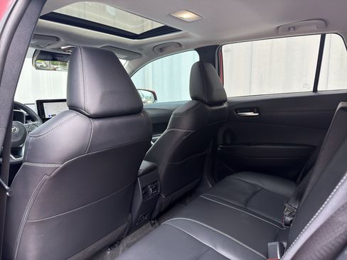 Used 2023 Toyota Corolla Cross XLE w/ Convenience Package FWD image 13