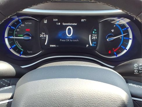 Used 2024 Chrysler Pacifica Limited FWD image 8