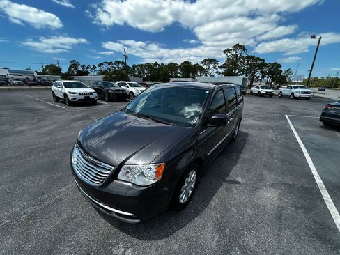 Used 2014 Chrysler Town & Country Touring w/ Driver Convenience Group FWD image 12