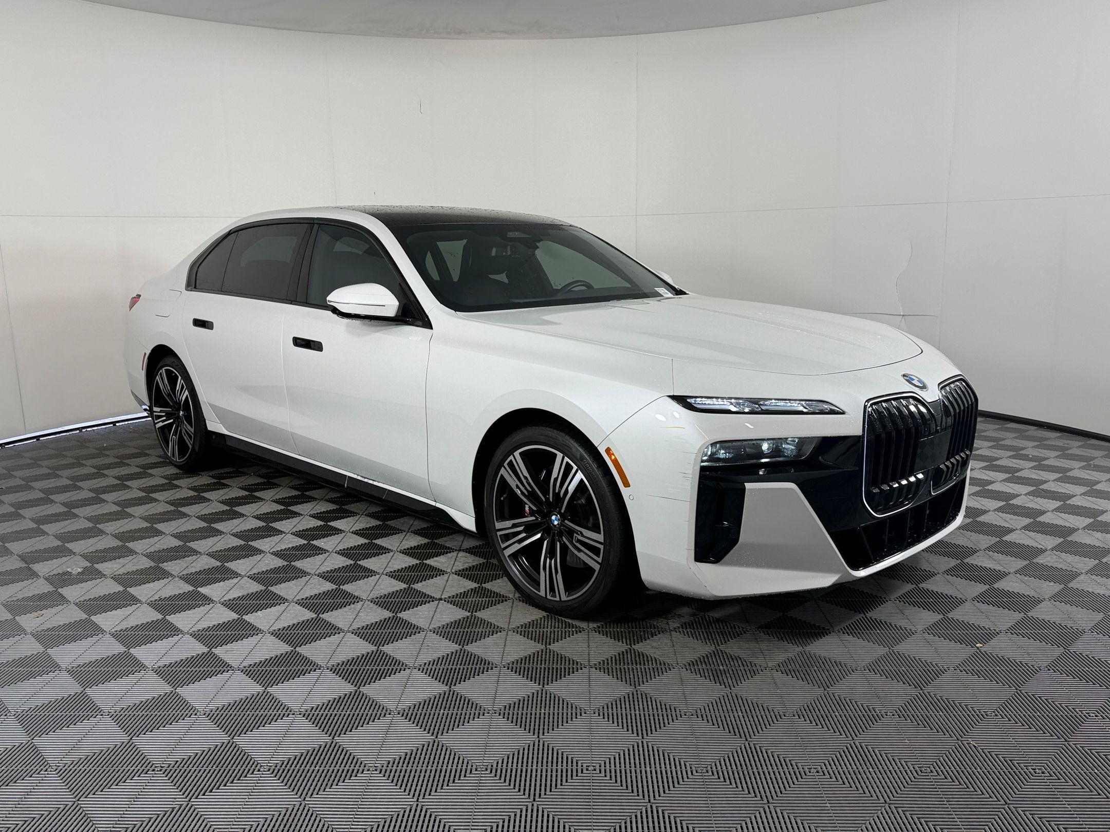 Used 2024 BMW 760i xDrive w/ Executive Package AWD/4WD image 7