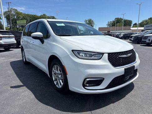 Used 2023 Chrysler Pacifica Touring-L FWD image 4