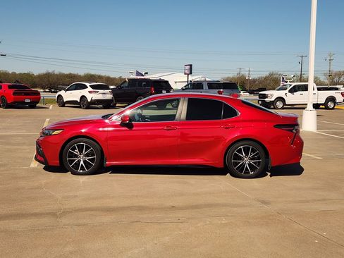 Used 2022 Toyota Camry SE image 4