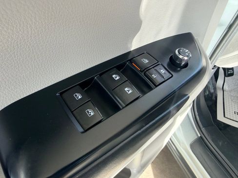 Used 2019 Toyota Highlander XLE image 5
