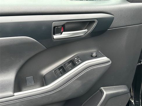 Certified 2023 Toyota Highlander XLE image 18