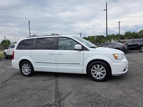 Used 2016 Chrysler Town & Country Touring FWD image 8