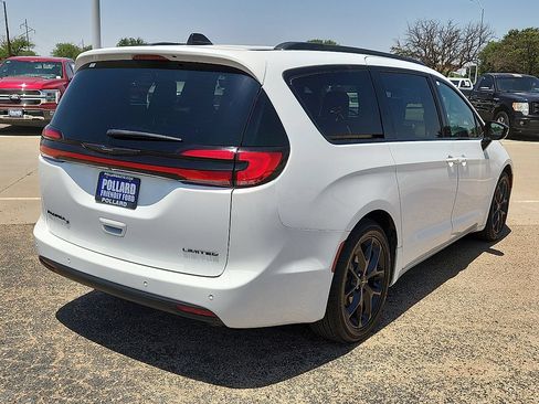 Used 2025 Chrysler Pacifica Limited FWD image 3