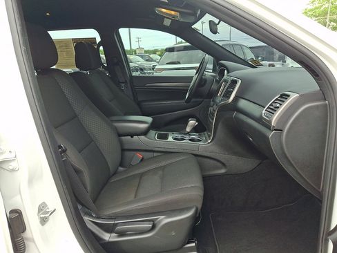 Used 2021 Jeep Grand Cherokee Laredo AWD/4WD image 13