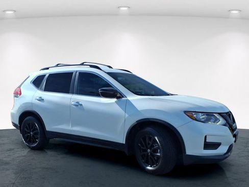 Used 2018 Nissan Rogue SV image 4