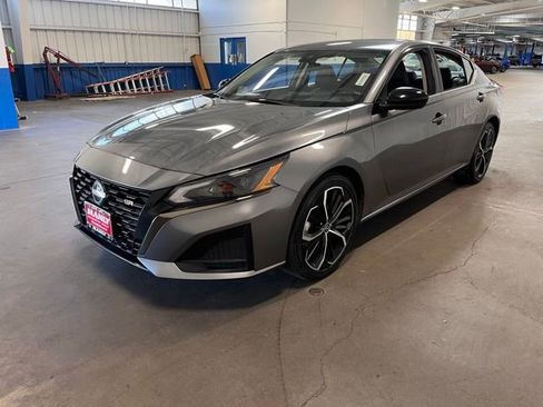 Used 2023 Nissan Altima 2.5 SR FWD image 7