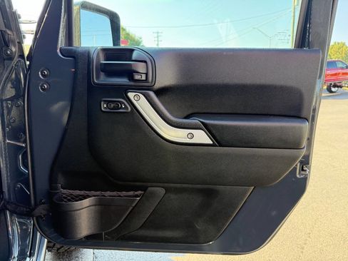 Used 2017 Jeep Wrangler Unlimited Rubicon w/ Cold Weather Group image 28