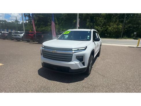 Used 2025 Chevrolet Traverse LT FWD image 7