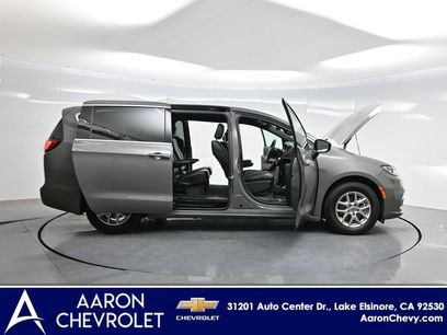 Used 2025 Chrysler Pacifica Select
