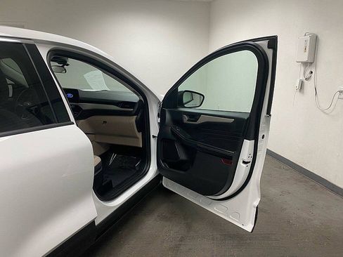 Used 2022 Ford Escape SE image 18